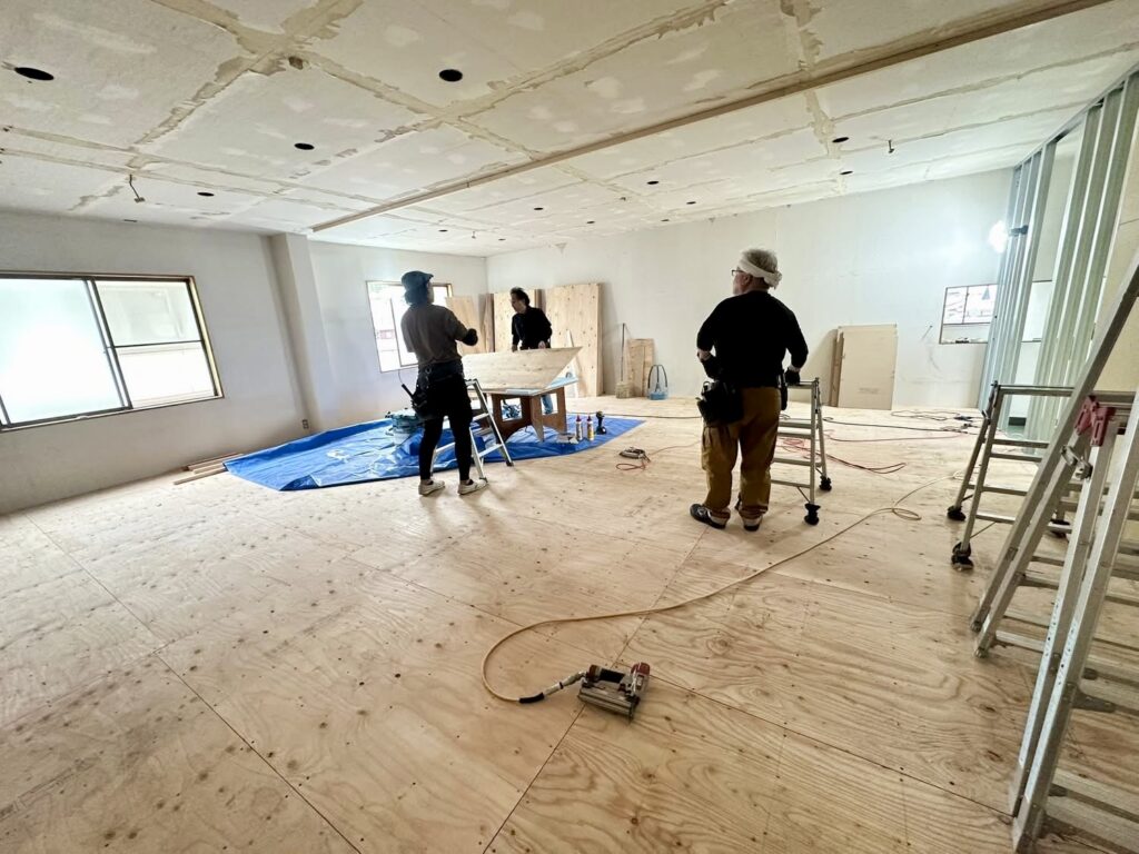 配線確認作業を行う職人の様子