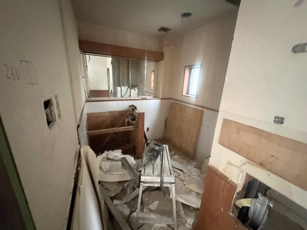 トイレ改修工事を進めている様子