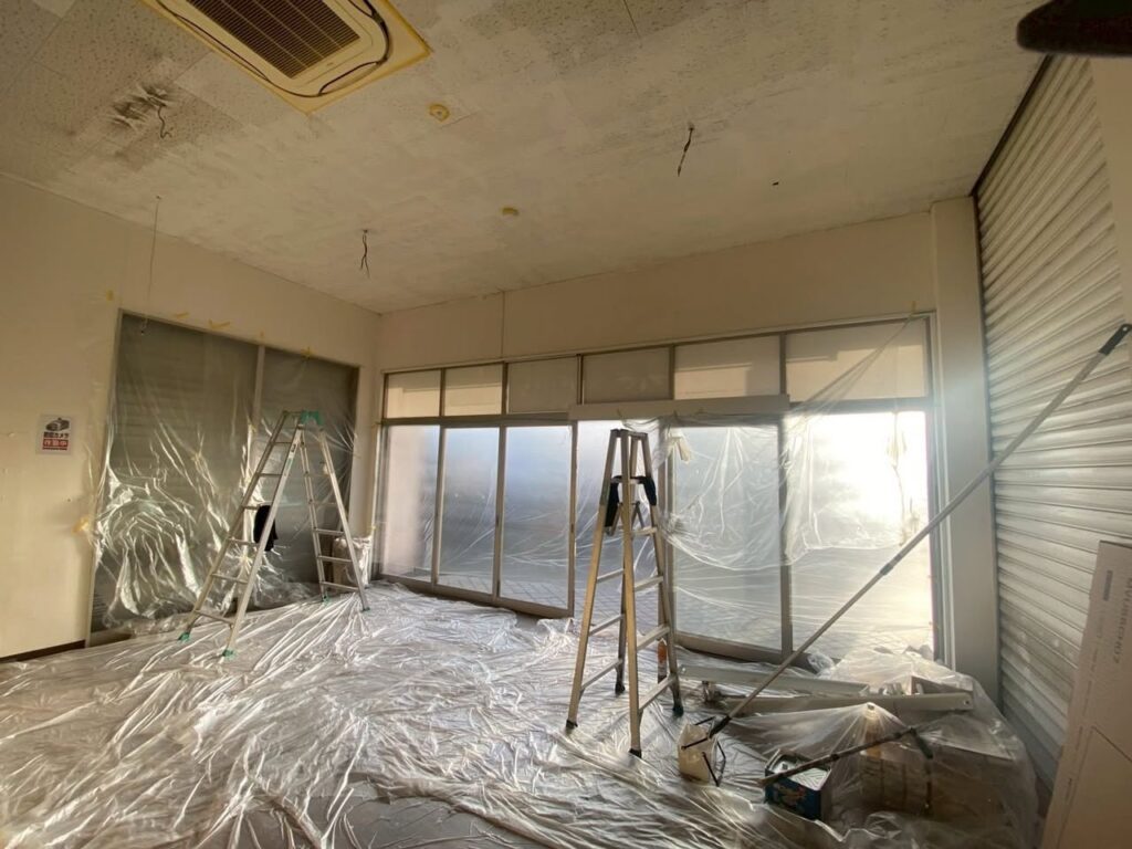 山口県宇部市にて進行した店舗リフォーム工事の内装施工風景