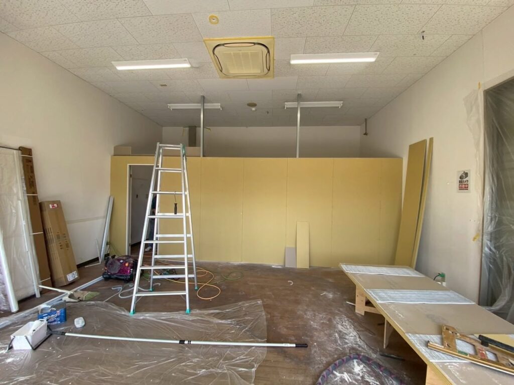 店舗リノベーション工事で間仕切りを新設している施工現場