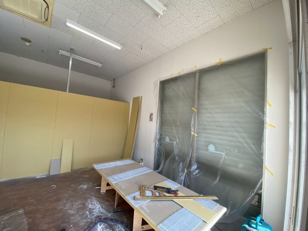 岡山リフォーム会社による店舗内装工事のLGS下地施工中の様子