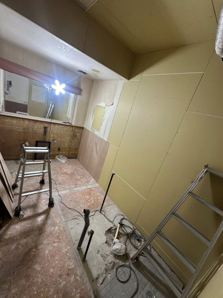 トイレ改修工事が進む1階フロアの施工現場