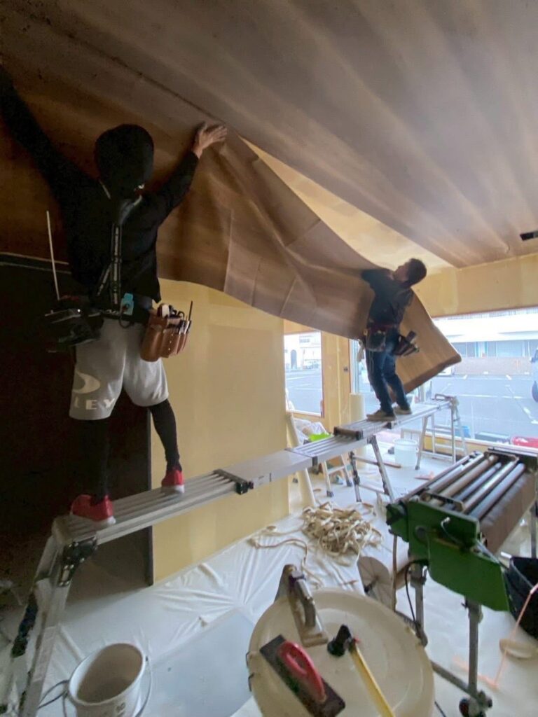 空間に高さを演出する縦張り施工