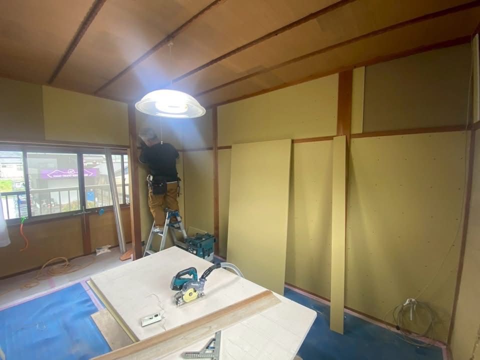 土壁からクロス仕上げへ改修中の和室内装