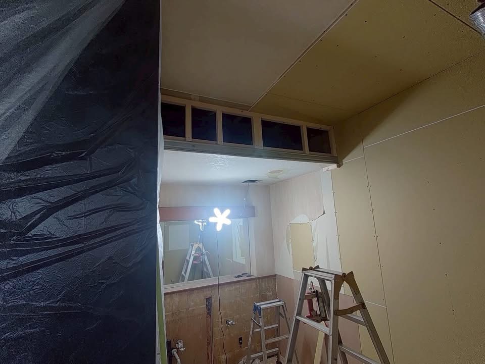 トイレ空間拡張のための造作壁施工中