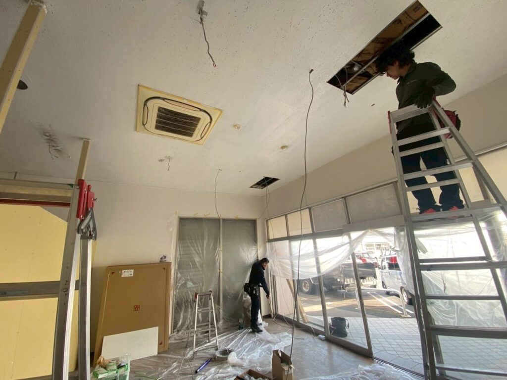 配線工事と照明設備工事を進める店舗内装リフォーム現場