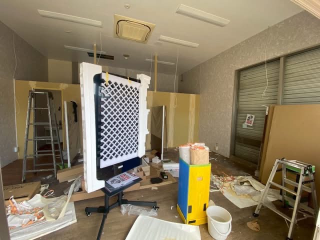 デジタルサイネージ設置を行う店舗リフォーム施工事例