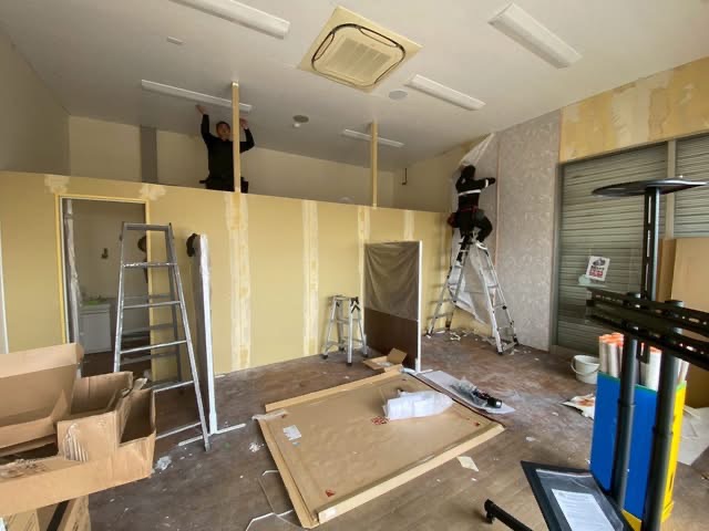 壁紙工事を進める店舗内装リフォーム現場