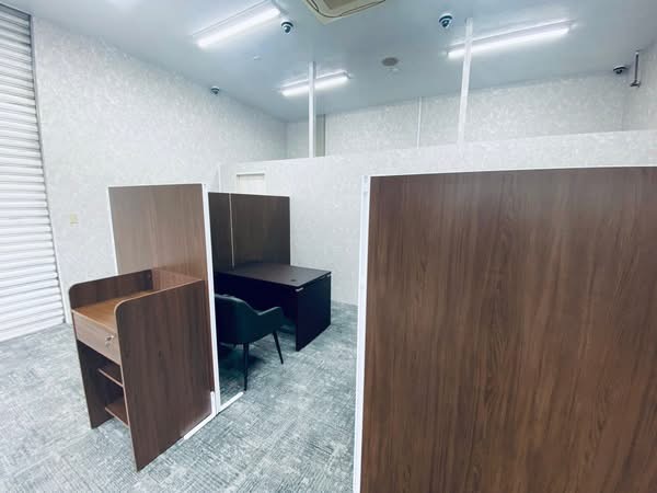 シンプルで洗練された店舗内装へリノベーションした完成写真