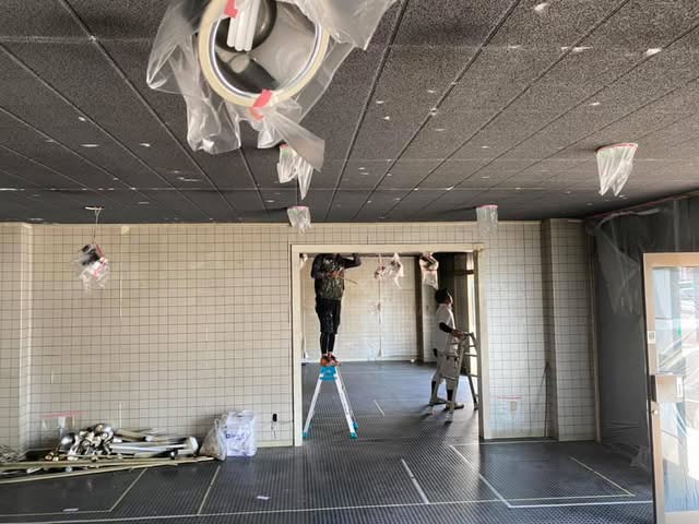 岡山市北区で進行中の店舗改装工事の様子