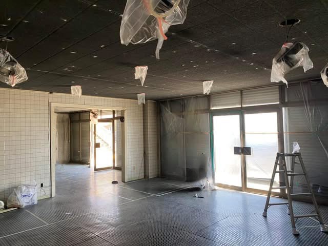 店舗リフォーム工事中の解体・配線作業風景
