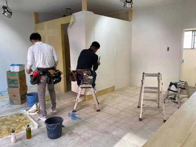 軽天と石膏ボードで間仕切り工事を進める店舗内装施工