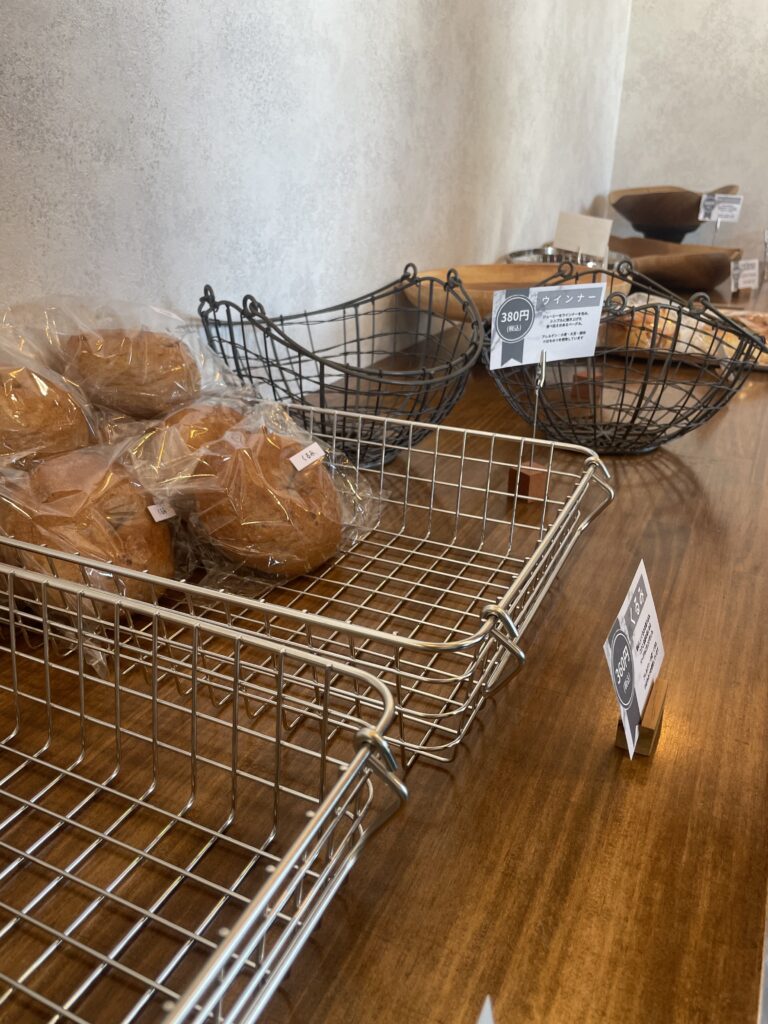 店舗デザインと調和したベーグル陳列スペース