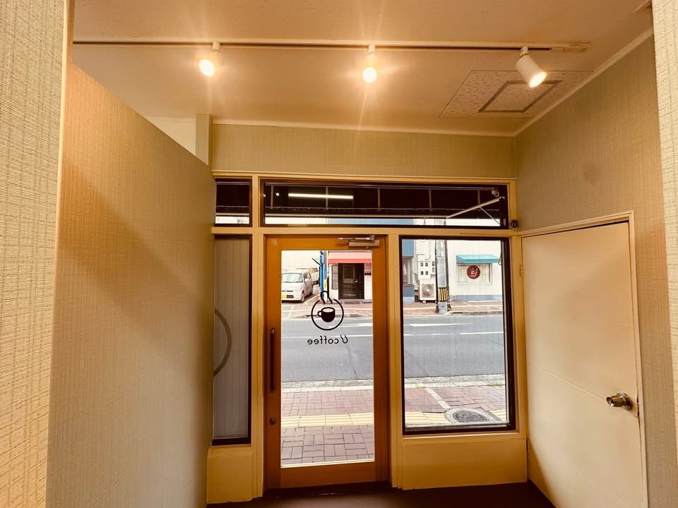 U coffee 特注建具と内装仕上げ後の店舗空間