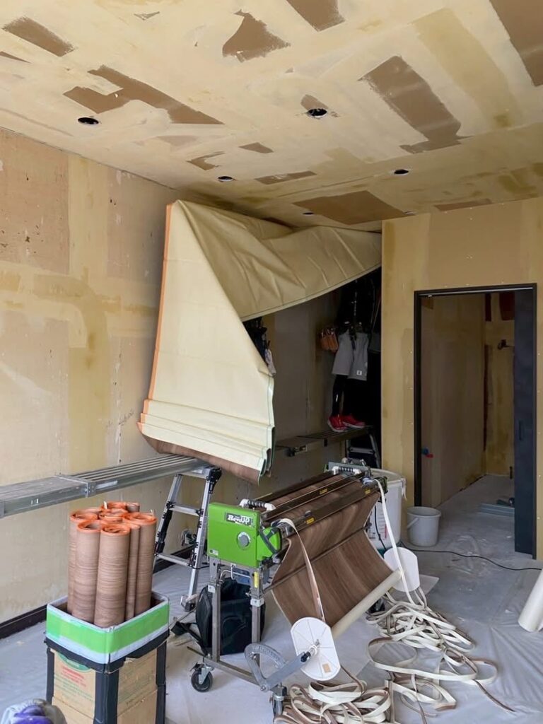 店舗リノベーションで採用した木目仕上げ