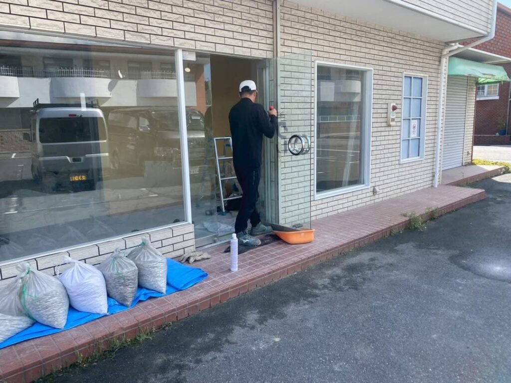 ウィンドウサイン施工で整える店舗外観