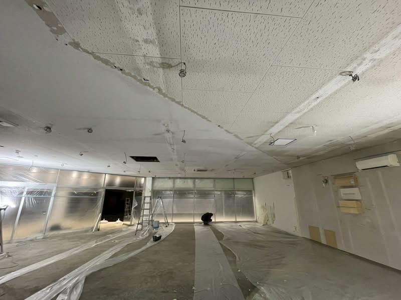 大型店舗改装工事に伴う養生作業の様子