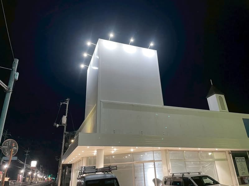 店舗ファサード看板設置に向けた製作作業風景