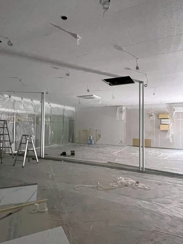 空調計画を考慮した軽天開口施工の様子