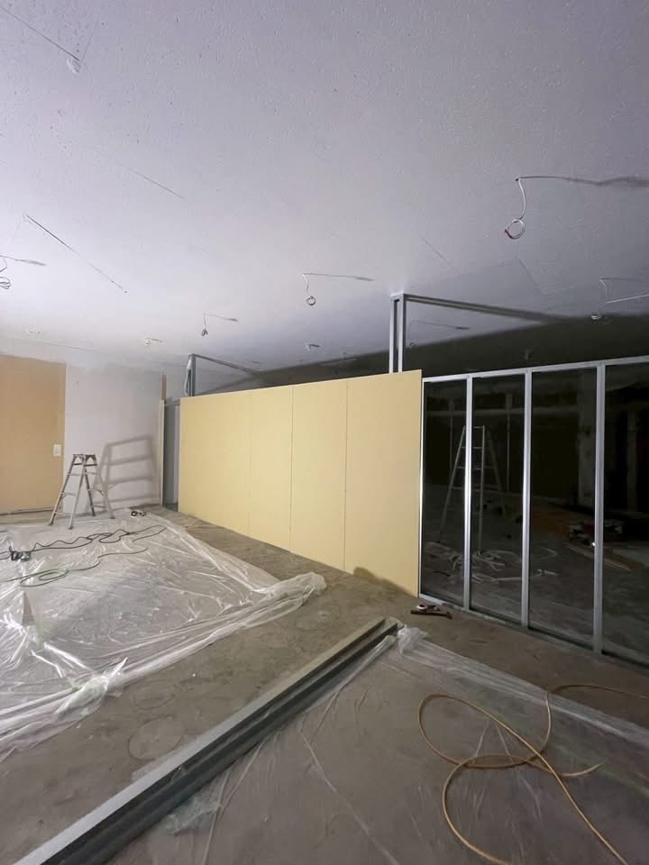 店舗内装工事で進むパーティション組み立て作業