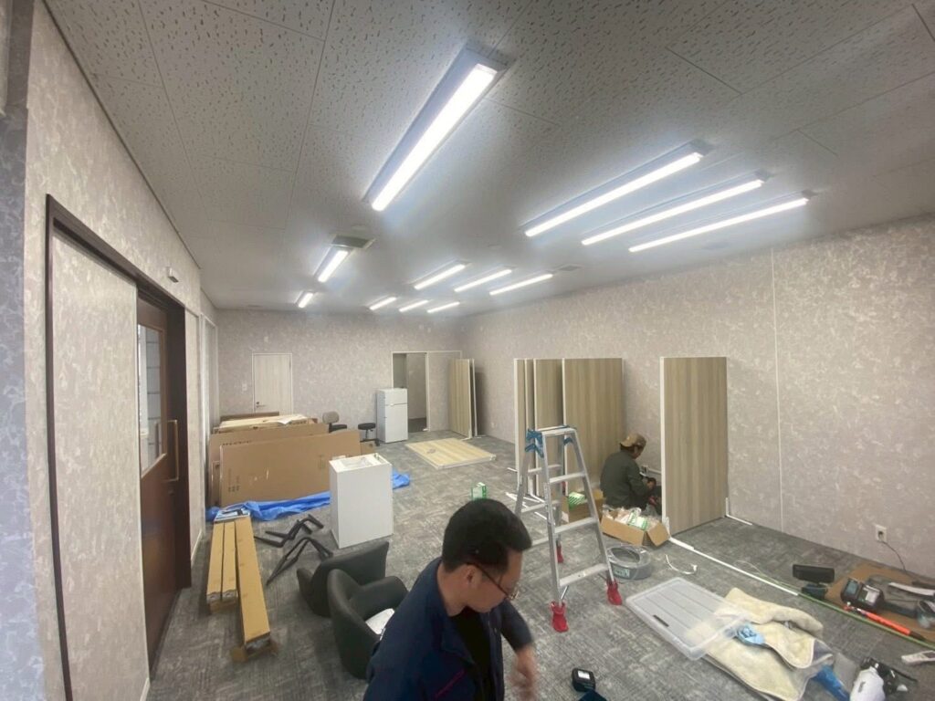 LEDベースライト設置工事の様子