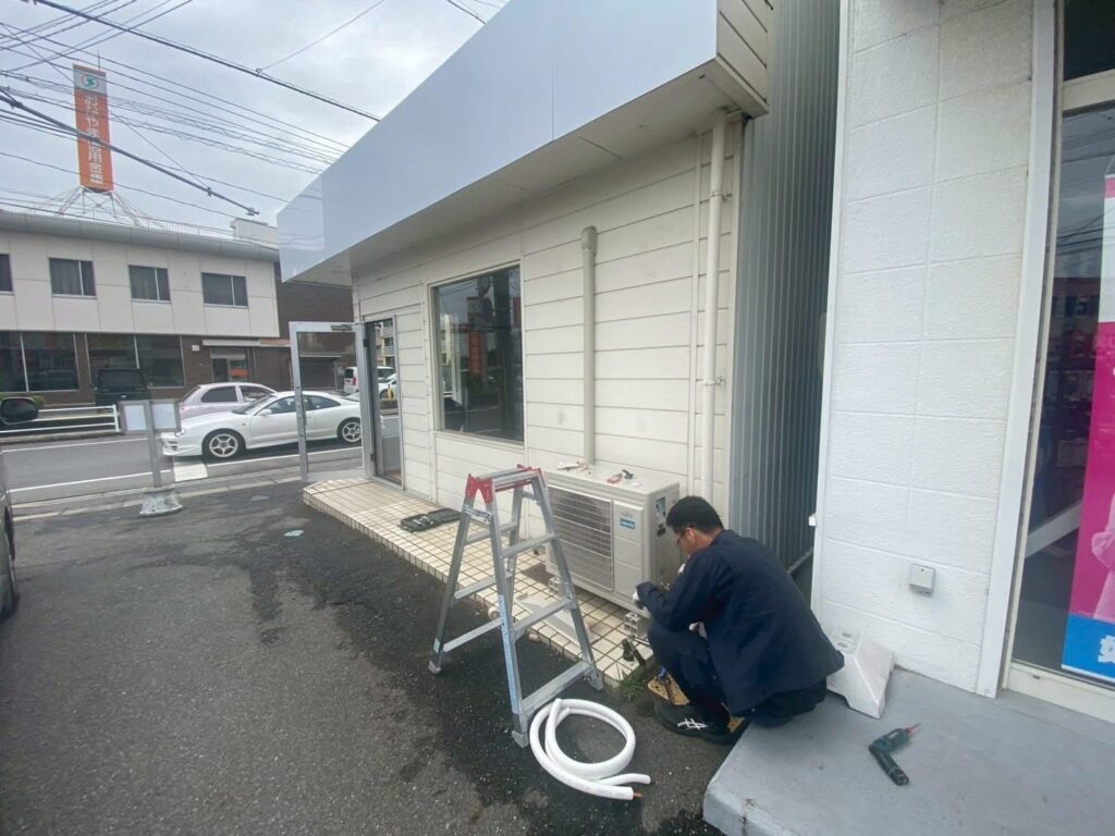 エアコン設置工事を行う店舗改装現場