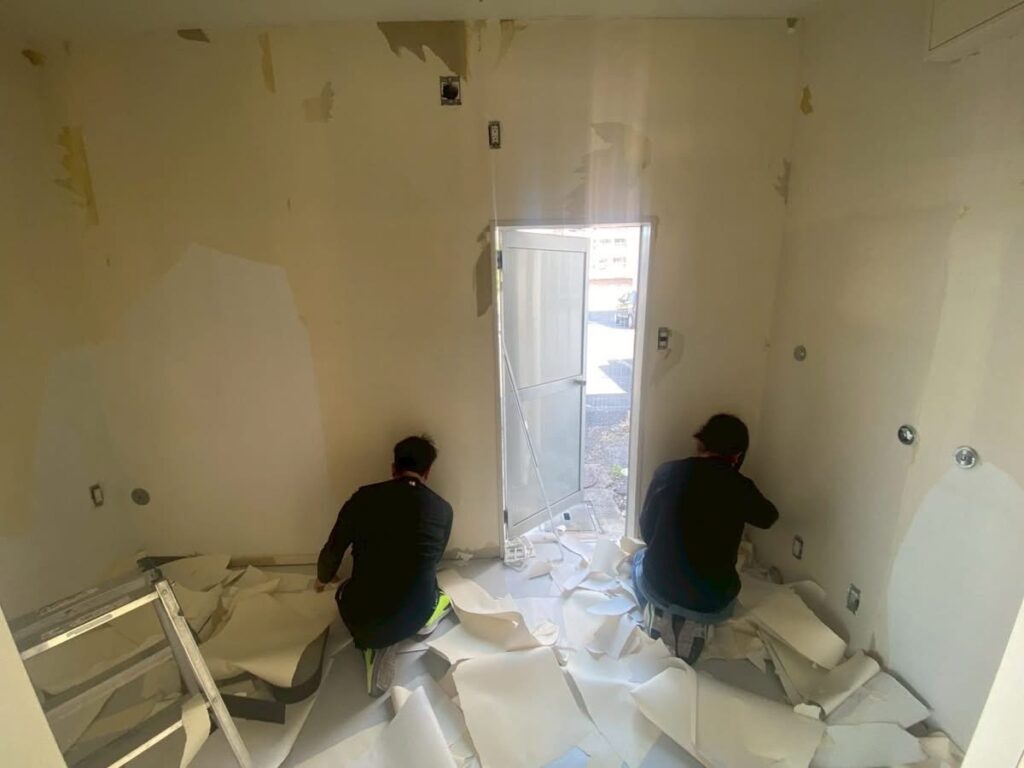 パテ処理を行う店舗リフォーム現場