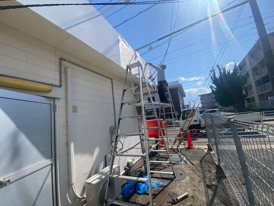 ファサード看板施工前の店舗外観