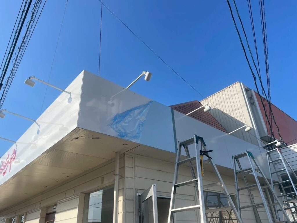 ウィンドウサイン施工工事の様子