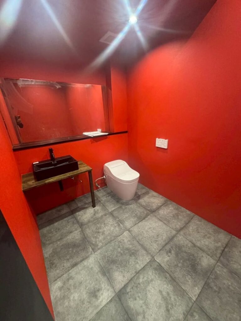リフォーム後の真っ赤なトイレ完成写真