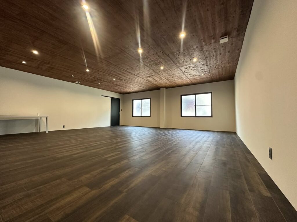 玉野市木の質感を活かした鉄骨造リフォーム後の室内空間