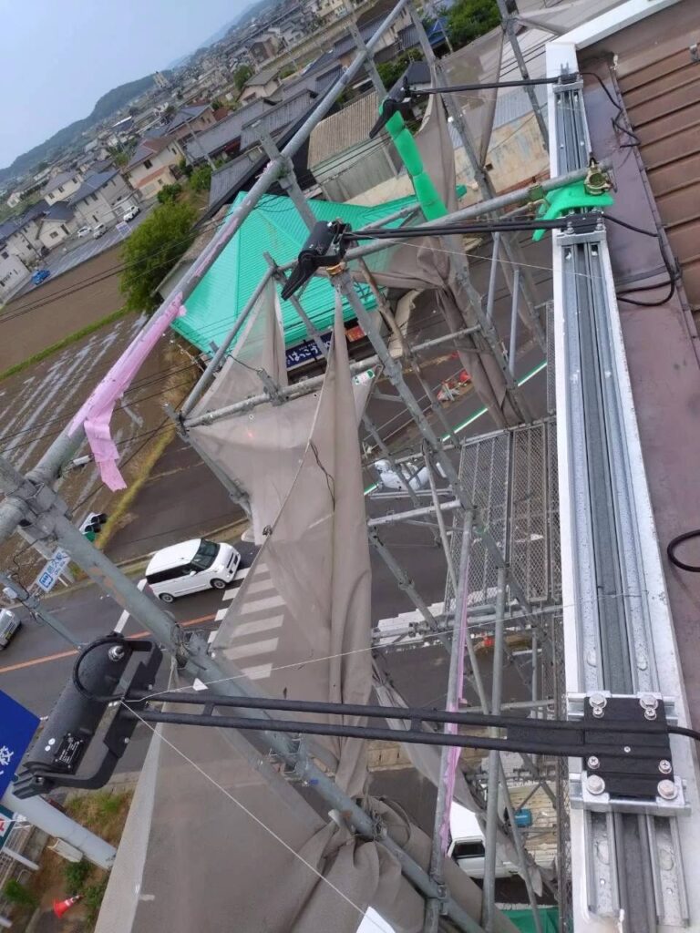 塔屋部分へ設置した店舗サイン看板施工状況