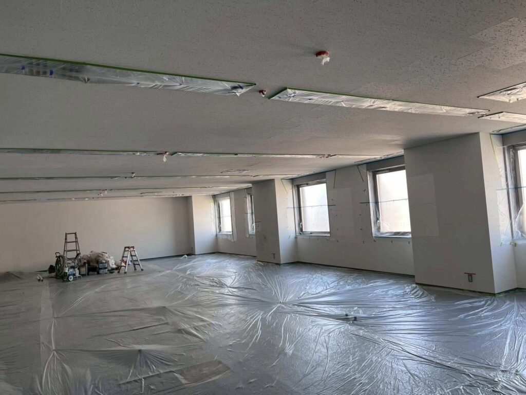 岡山市北区の事務所原状回復工事で丁寧にマスキング養生された内装現場