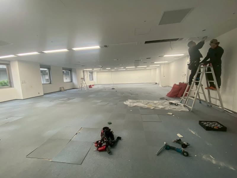 山市北区の現場で行われている夜間のオフィス解体工事