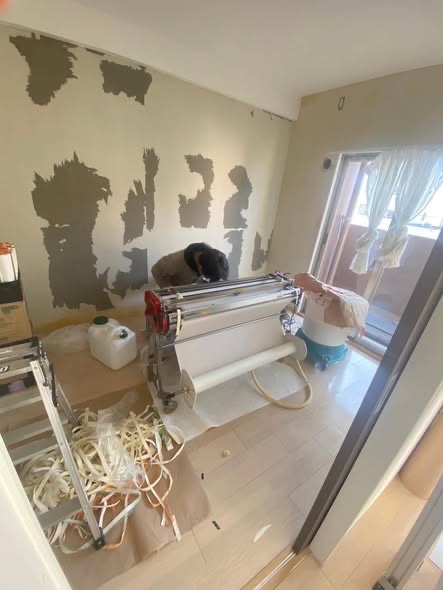 マンションのアクセントクロスをミリ単位でカットする丁寧な内装工事