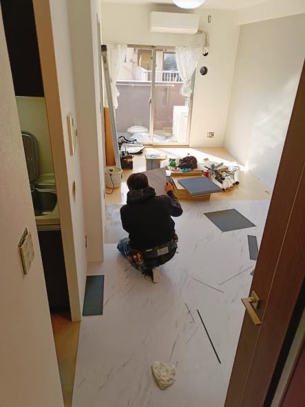 岡山市北区の現場でマンションの床材(フロアタイル)を敷き詰める職人技