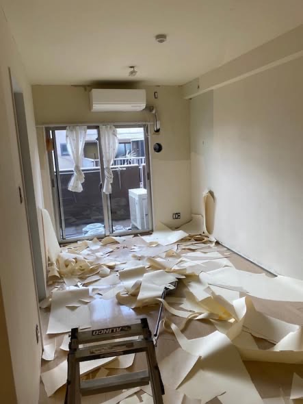 マンションリノベーション前の既存の内装材撤去作業
