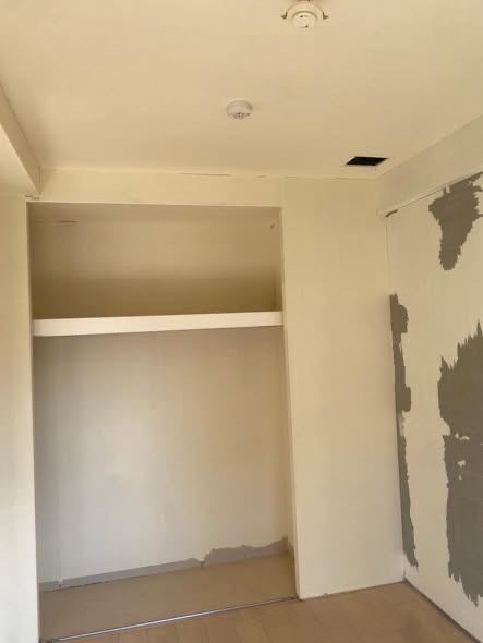 中古マンションリフォーム前の既存の内装材撤去作業