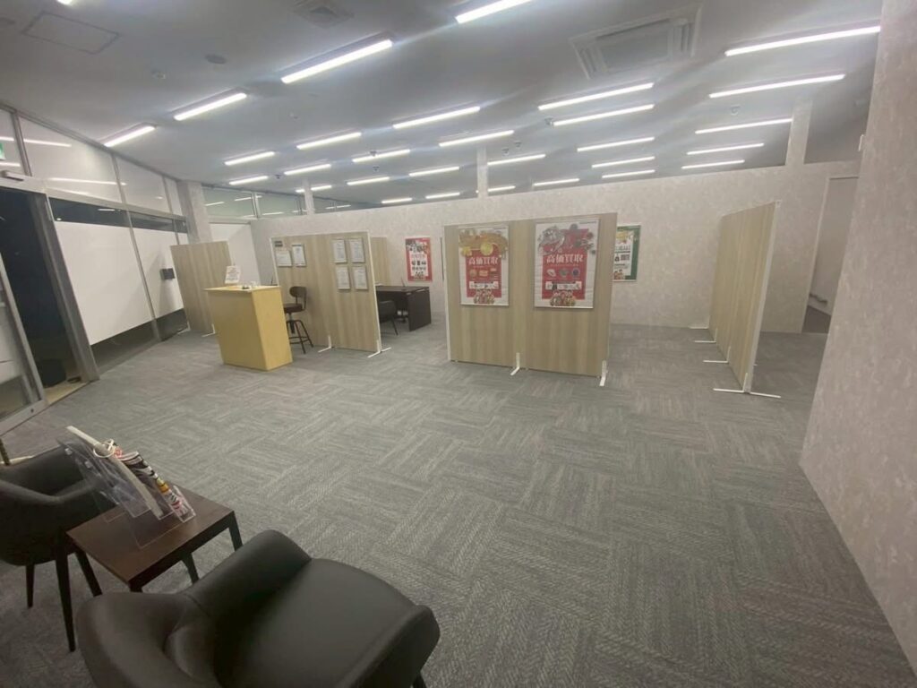 什器を設置して完成に近づいた店舗内装工事
