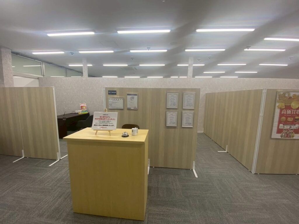 ベースライト設置で明るく仕上がった店舗改装の内装工事事例