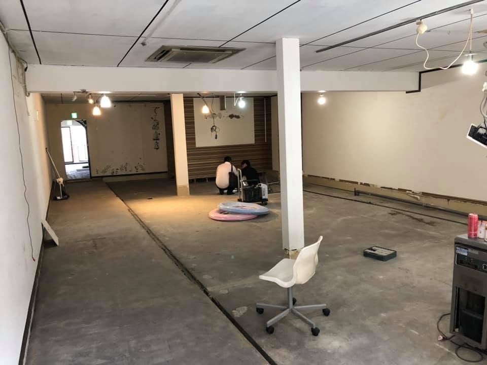飲食店開業前の給排水設備工事　グリーストラップ新設に伴う床の位置決め・地墨出し