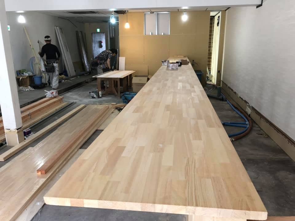 隠れ家ダイニングバーの店舗デザイン　大工職人による木工事・ロングカウンターの造作