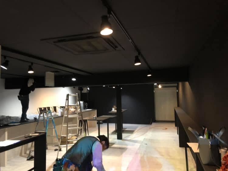 岡山市北区の隠れ家バー改装　お店のミステリアスな雰囲気を引き立てる床フロアタイル貼り