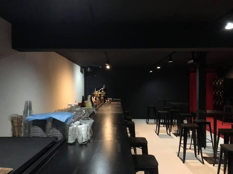 岡山市のダイニングバー改装事例　特注ロングバーカウンターが映えるお洒落な店舗デザイン