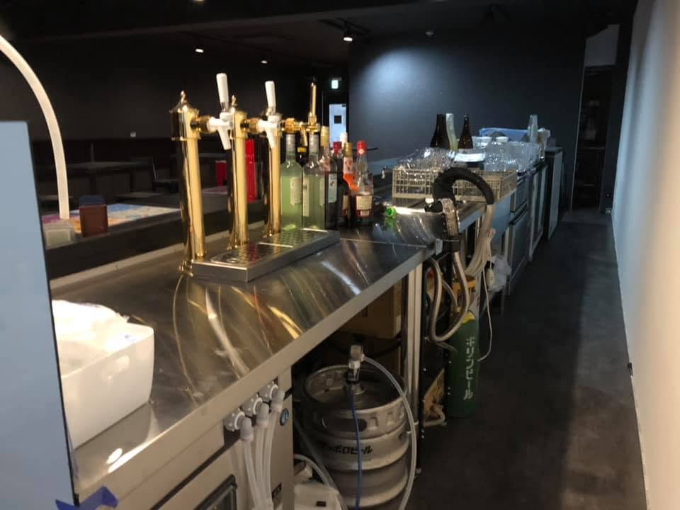 岡山市のダイニングバー改装事例　特注ロングバーカウンターが映えるお洒落な店舗デザイン