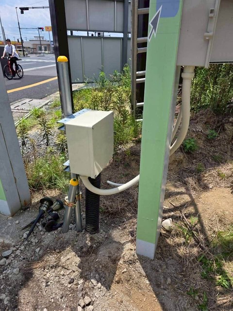 野立て看板のLED照明を自動点灯させるタイマー付き電源設備の設置完了写真