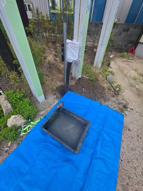 岡山市の道路沿い看板で電源引込み工事を行うネストコーポレーション岡山の施工風景