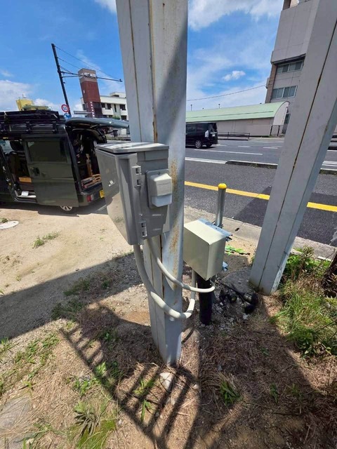 看板照明工事に伴い設置した屋外電源設備と配線工事の完成状況（岡山市）