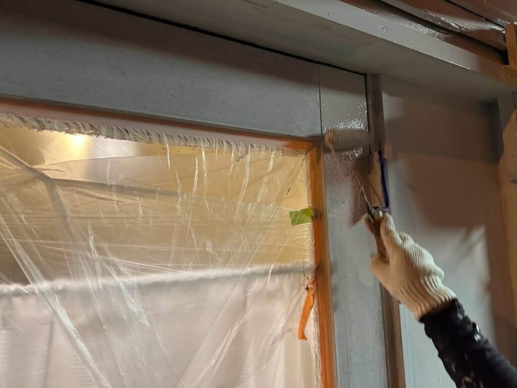 レトロな建物の外壁からホワイト外装へ塗装の様子