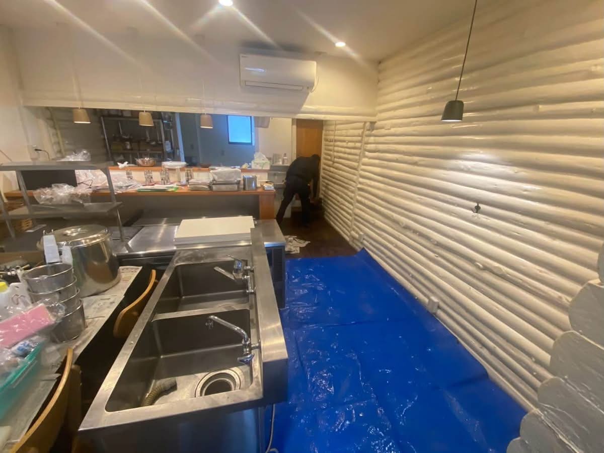 岡山市北区で店舗リフォーム着工！レトロな建物を洗練されたホワイト外装とドライ厨房改修で驚きのリノベーションを行うネストグループの施工事例